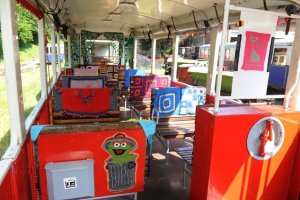 yarn-bombing-gyermekvasut