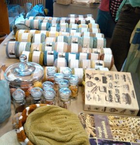 annas-kertje-kezzel-festett-fonalak